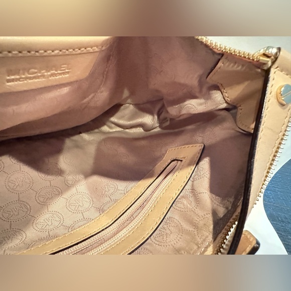 Michael Kors Jet Set Signature Vanilla PVC Shoulder Bag - Picture 12 of 12